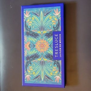 Tresluce la flor de Mexico eyeshadow palette